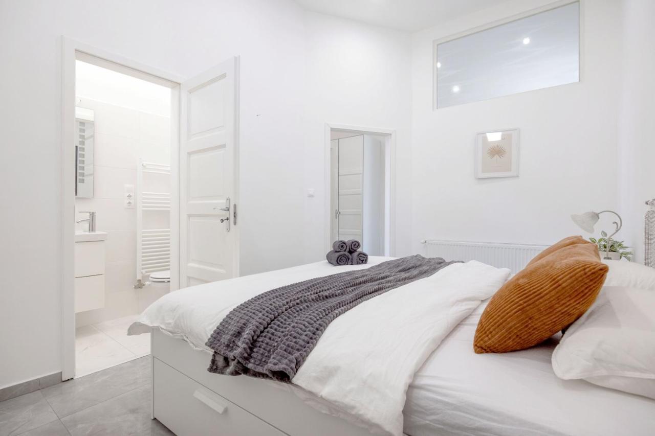 Skyline Serenity Retreat @Vaci Most Famous Street Budapest Ngoại thất bức ảnh